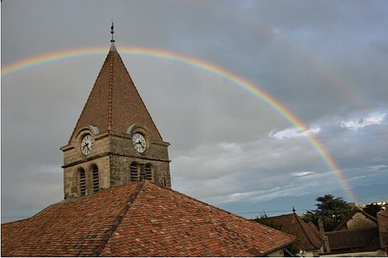 Temple de Bursins avec un arc en ciel