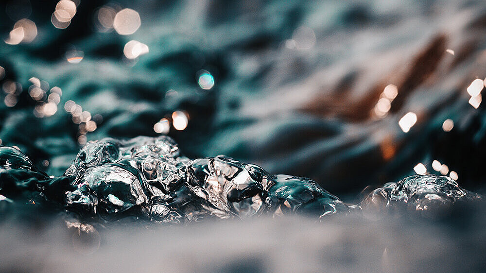 Gros plan sur de l'eau en pleins remous.