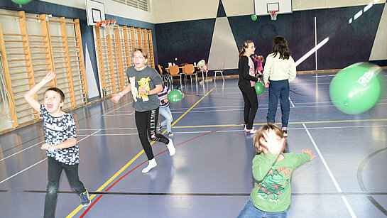 Les enfants jouent au ballon