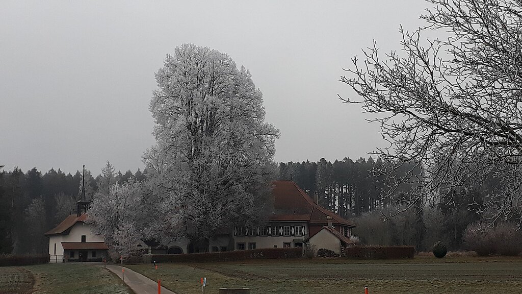 Gîte El Jire et chapelle de Montpreveyres en hiver