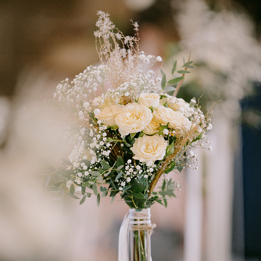 Un beau bouquet de fleurs blanches de mariage.