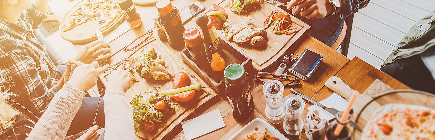 943740200 Groupe de personnes partageant un repas autour d'une table.