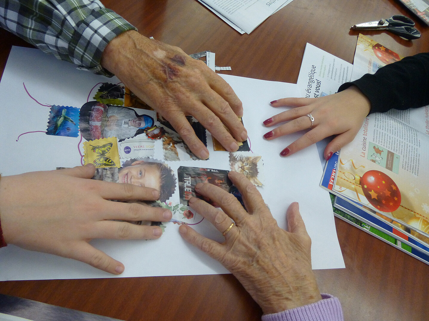 Des mains de plusieurs générations pendant un atelier créatif en EMS.