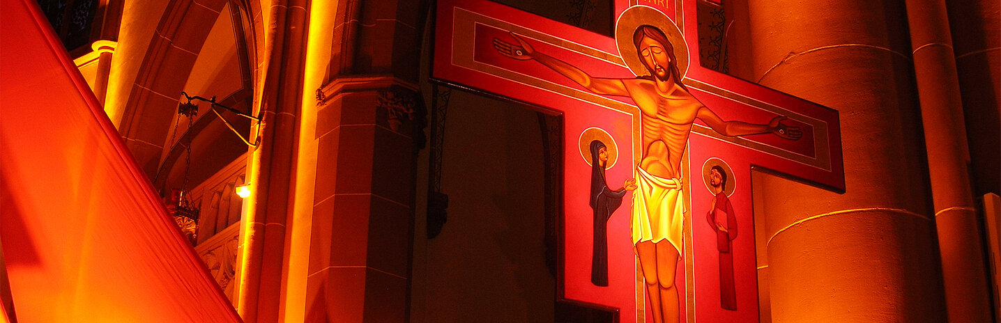 Image de l'intérieur d'une église avec un croix de Taizé.